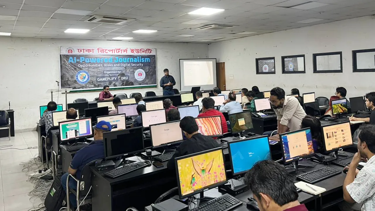 প্রযুক্তির সঙ্গে তাল মেলাতে ব্যস্ত সংবাদকর্মীরা