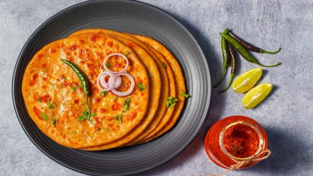 ঘরেই তৈরি করুন মজাদার আলু পরোটা