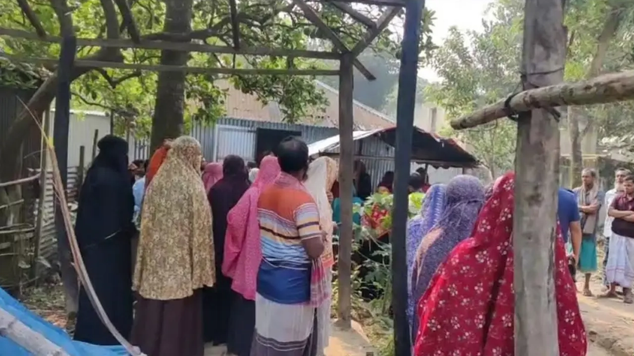 ঘরে ঢুকে ঘুমন্ত বৃদ্ধাকে কুপিয়ে হত্যা, স্ত্রী হাসপাতালে